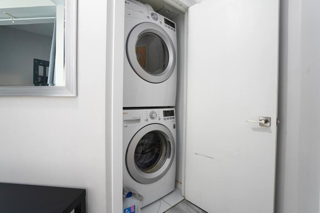 1504 Brand New Best Location 1Br Den With Amazing View Toronto Kültér fotó